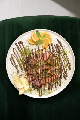 Taptaze Meyvelerle Hazırlanan Dolu Dolu Bir Waffle Tabağı