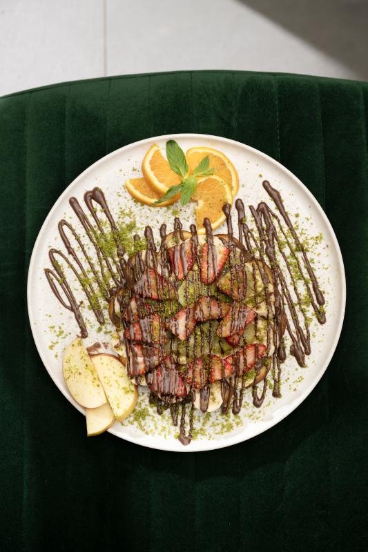 Taptaze Meyvelerle Hazırlanan Dolu Dolu Bir Waffle Tabağı