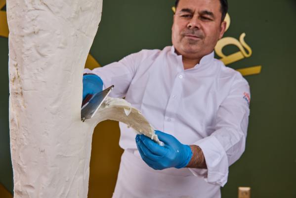 Maraş Dondurması Neden Bıçakla Kesilerek Servis Edilir?