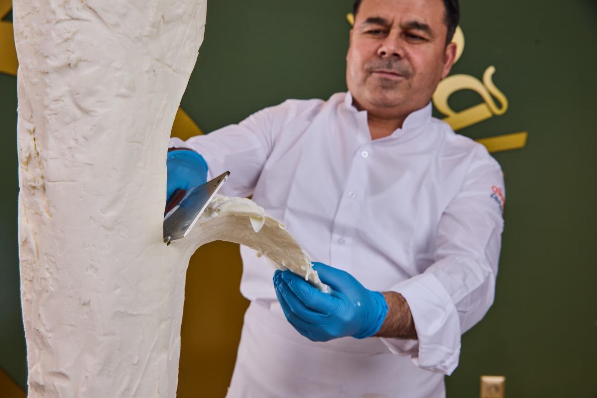 Maraş Dondurması Neden Bıçakla Kesilerek Servis Edilir?